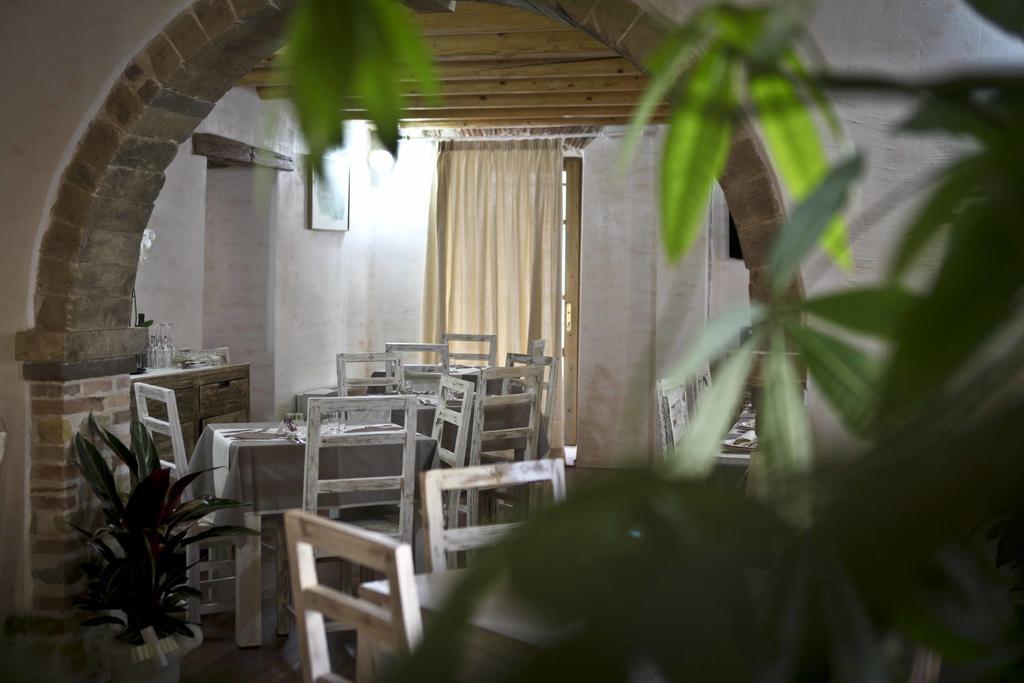 Abas Ristorante Pizzeria Affittacamere Ales Exterior foto